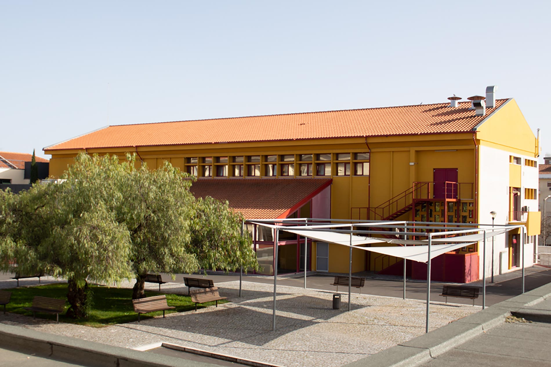 "A Escola e a fam&iacute;lia precisam de ser parceiros na educa&ccedil;&atilde;o das crian&ccedil;as e adolescentes para o processo ser completo e efetivo."